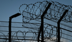 Des barbelés au-dessus de l'enceinte du centre pénitentiaire de Bordeaux-Gradignan, en Gironde, le 20 novembre 2025 ( AFP / Philippe LOPEZ )