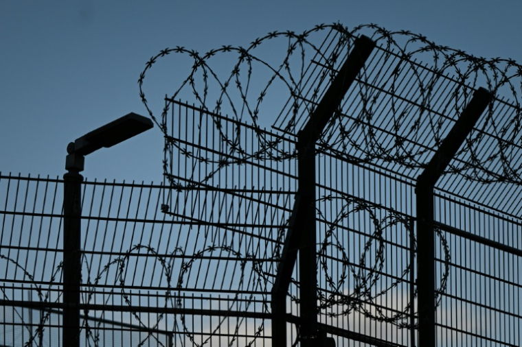Des barbelés au-dessus de l'enceinte du centre pénitentiaire de Bordeaux-Gradignan, en Gironde, le 20 novembre 2025 ( AFP / Philippe LOPEZ )