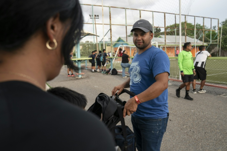 José Contreras, 30 ans lors d'un tournoi de football pour enfants à Edinburg, au Texas le 10 juillet 2026 ( AFP / Gabriel V. Cardenas )
