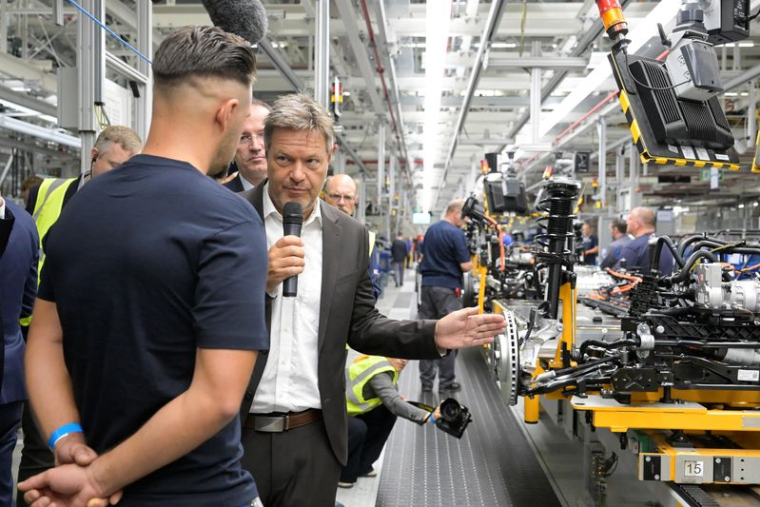Le ministre allemand de l'Économie, Robert Habeck, visite une usine Volkswagen à Emden