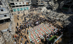 Des Palestiniens assistent à des funérailles collectives dans le quartier d'al-Sabra, touché par des bombardements israéliens en novembre 2023, dans la ville de Gaza, le 4 août 2026 ( AFP / Omar AL-QATTAA )