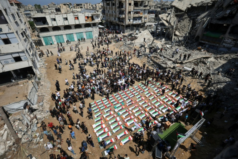 Des Palestiniens assistent à des funérailles collectives dans le quartier d'al-Sabra, touché par des bombardements israéliens en novembre 2023, dans la ville de Gaza, le 4 août 2026 ( AFP / Omar AL-QATTAA )