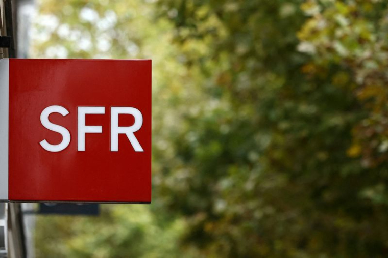 Logo de l'opérateur de télécommunications français SFR à Paris