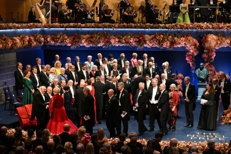 Les lauréats du prix Nobel 2025 sont félicités par les invités lors de la cérémonie de remise des prix Nobel à Stockholm, en Suède, le 10 décembre 2025 ( AFP / Jonathan Nackstrand )