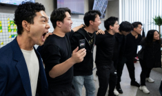 Des employés scandent leurs objectifs de travail lors d'une réunion quotidienne pour stimuler la productivité dans les bureaux de Global Partners à Tokyo, le 1er juin 2026 au Japon ( AFP / Andrew CABALLERO-REYNOLDS )