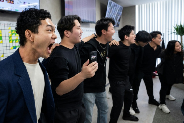 Des employés scandent leurs objectifs de travail lors d'une réunion quotidienne pour stimuler la productivité dans les bureaux de Global Partners à Tokyo, le 1er juin 2026 au Japon ( AFP / Andrew CABALLERO-REYNOLDS )