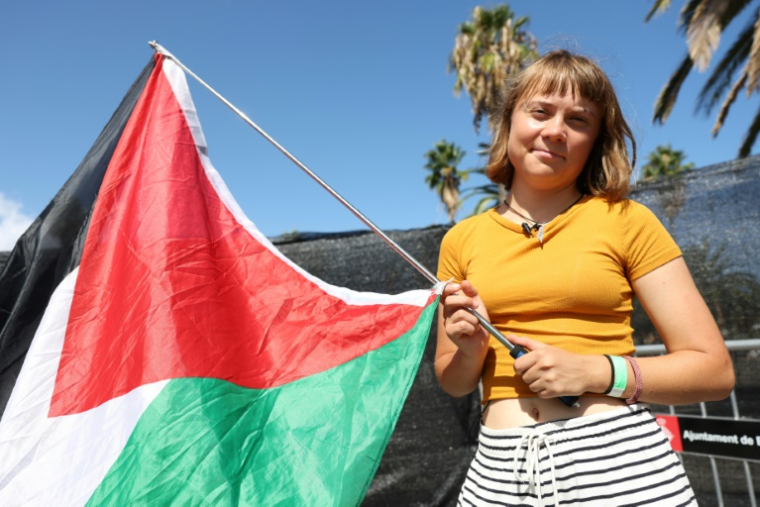 La militante suédoise Greta Thunberg le 30 août 2025 à Barcelone, où il est prévu qu'elle appareille le lendemain pour Gaza ( AFP / LLUIS GENE )