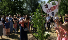 Des personnes participent à une cérémonie d'hommage aux victimes d'un féminicide et de deux meurtres d'enfants à Villers-en-Arthies, dans le Val-d'Oise, le 13 juin 2026  ( AFP / Behrouz MEHRI )