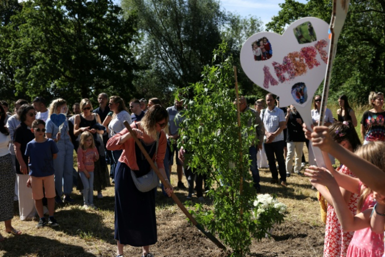 Des personnes participent à une cérémonie d'hommage aux victimes d'un féminicide et de deux meurtres d'enfants à Villers-en-Arthies, dans le Val-d'Oise, le 13 juin 2026  ( AFP / Behrouz MEHRI )