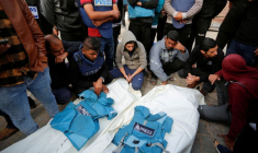 Des Palestiniens pleurent les journalistes Hassouna Sleem et Sary Mansour