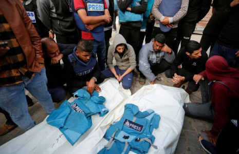 Des Palestiniens pleurent les journalistes Hassouna Sleem et Sary Mansour