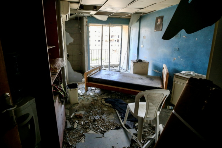 Des dégâts dans une chambre d'hôpital près du site d'une frappe aérienne israélienne à Tyr, dans le sud du Liban, le 2 juin 2026 ( AFP / - )