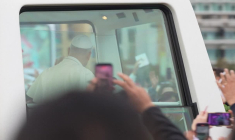 Le pape Léon XIV arrive pour célébrer une messe en plein air à Beyrouth