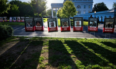 Des photographies de personnes présentées comme des immigrés en situation irrégulière exposées à l'extérieur de la Maison Blanche le 28 avril 2025 ( AFP / Jim WATSON )