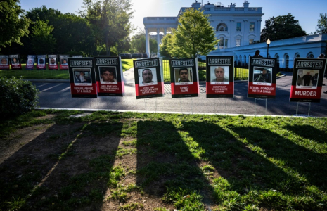 Des photographies de personnes présentées comme des immigrés en situation irrégulière exposées à l'extérieur de la Maison Blanche le 28 avril 2025 ( AFP / Jim WATSON )