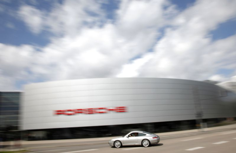 Une Porsche passe devant le centre Porsche, le constructeur automobile allemand, à Stuttgart