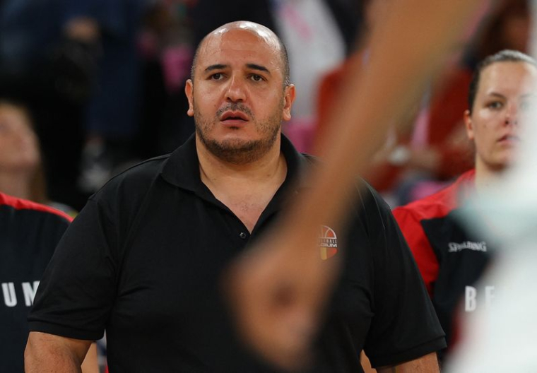 L'entraîneur Rachid Meziane lors d'un match France contre Belgique lors des Jeux Olympiques 2024
