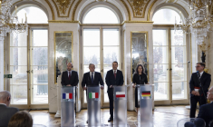 Jean-Noël Barrot, Antonio Tajani, Radoslaw Sikorski et Annalean Baerbock à Varsovie, en Pologne, le 19 novembre 2024. ( AFP / WOJTEK RADWANSKI )