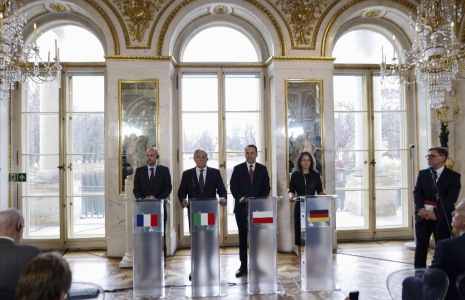 Jean-Noël Barrot, Antonio Tajani, Radoslaw Sikorski et Annalean Baerbock à Varsovie, en Pologne, le 19 novembre 2024. ( AFP / WOJTEK RADWANSKI )