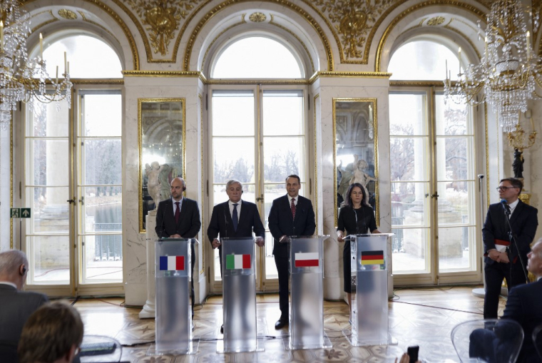 Jean-Noël Barrot, Antonio Tajani, Radoslaw Sikorski et Annalean Baerbock à Varsovie, en Pologne, le 19 novembre 2024. ( AFP / WOJTEK RADWANSKI )
