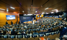 Nicolas Isnard, à la tribune, lors de son élection à la tête de la métropole Aix-Marseille-Provence le 7 avril 2026 ( AFP / CLEMENT MAHOUDEAU )