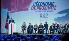 Le président français Emmanuel Macron écoute le discours de Dominique Metayer, président de l'union française des entreprises locales U2P