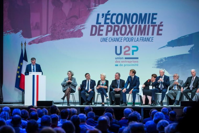Le président français Emmanuel Macron écoute le discours de Dominique Metayer, président de l'union française des entreprises locales U2P
