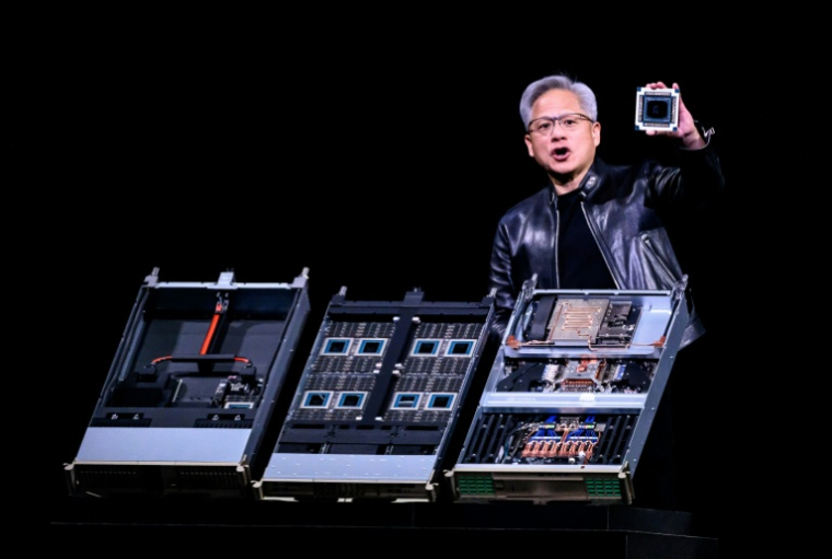 Le PDG de Nvidia, Jensen Huang, présente Vera Rubin, une plateforme de centre de données IA de nouvelle génération, et Rubin Ultra, une architecture GPU IA de nouvelle génération, lors de son discours d'ouverture à la conférence annuelle des développeurs GTC à San José, en Californie, le 16 mars 2026 ( AFP / JOSH EDELSON )
