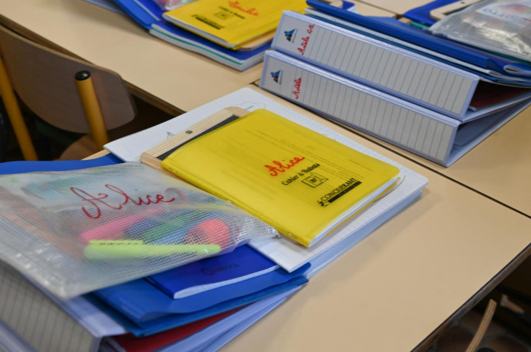 Près de 4 Français sur 10 comptent réduire le budget fournitures scolaires, selon l'enquête (illustration) ( AFP / DENIS CHARLET )