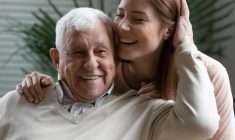 Au décès du souscripteur d’un contrat d’assurance-vie, les sommes y étant placées sont transmises aux bénéficiaires du contrat. Les compagnies d’assurance veulent garder ces nouveaux détenteurs de contrats dans leur giron. ( crédit photo : Shutterstock )