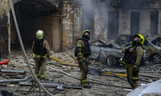 Des pompiers ukrainiens éteignent un incendie dans des bâtiments touchés par des frappes aériennes russes dans la ville portuaire d'Odessa, le 9 août 2026 ( AFP / Oleksandr GIMANOV )