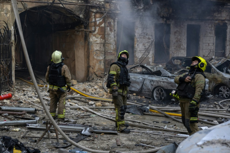 Des pompiers ukrainiens éteignent un incendie dans des bâtiments touchés par des frappes aériennes russes dans la ville portuaire d'Odessa, le 9 août 2026 ( AFP / Oleksandr GIMANOV )