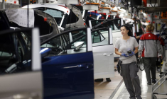 Des ouvriers assemblent des véhicules sur une chaîne de montage