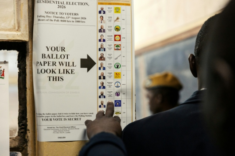 Dans un bureau de vote pour les élections présidentielle et législatives, à Lusaka, le 13 août 2026 ( AFP / GIANLUIGI GUERCIA )