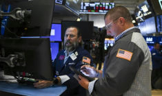 Des opérateurs à la Bourse de New York le 4 août 2025 ( AFP / ANGELA WEISS )