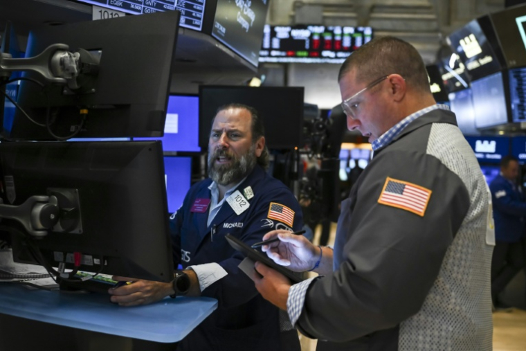 Des opérateurs à la Bourse de New York le 4 août 2025 ( AFP / ANGELA WEISS )