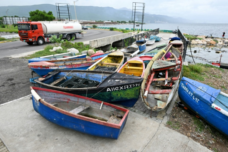 Des bateaux de pêche sont amarrés les uns aux autres avant l’arrivée de l’ouragan Melissa dans le village de Rae Town, à l’est de Kingston, en Jamaïque, le 25 octobre 2025. ( AFP / Ricardo Makyn )