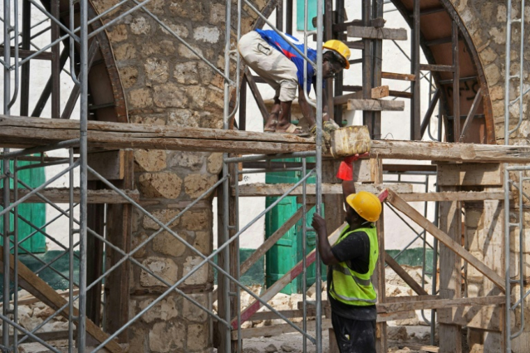 Des ouvriers restaurent un bâtiment historique dans le port soudanais de Suakin, le 22 janvier 2026 ( AFP / Mutawakil ISSA )