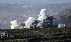 Des volutes de fumée après une frappe aérienne israélienne le 27 novembre 2025 sur le village d'Al-Mahmoudieh, au Liban du Sud. ( AFP / Rabih DAHER )