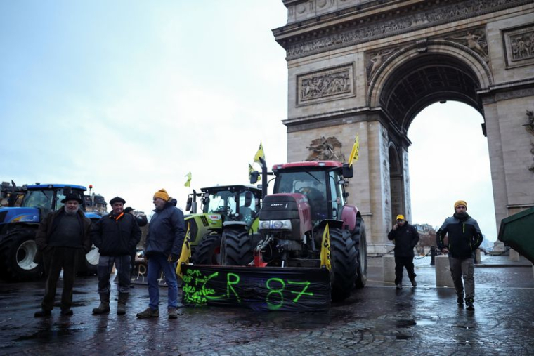 Manifestation contre la gestion par le gouvernement de l'accord de libre-échange UE-Mercosur et la gestion de l'épidémie de dermatose nodulaire, à Paris