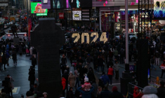 Les chiffres "2024" arrivent pour les célébrations du réveillon du Nouvel An 2024 à Times Square, à New York.