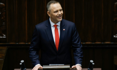 Karol Nawrocki, le nouveau président polonais, s'exprime devant l'Assemblée nationale avant son investiture, le 6 août 2025 ( AFP / Wojtek RADWANSKI )