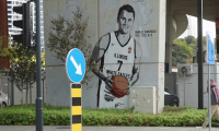 Une fresque à l’effigie de Charlie Kirk recouvre un mur de Belgrade