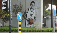 Une fresque à l’effigie de Charlie Kirk recouvre un mur de Belgrade
