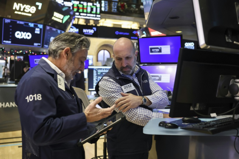 Des opérateurs à la Bourse de New York le 5 décembre 2025 ( AFP / ANGELA WEISS )