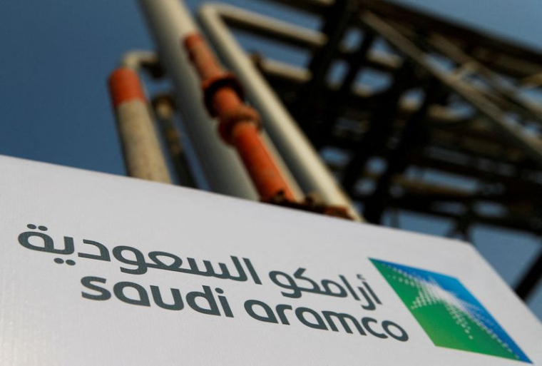Logo de Saudi Aramco sur le site pétrolier d'Abqaiq