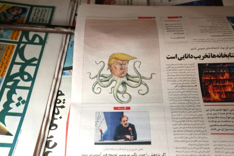Caricature de Donald Trump dans un journal iranien, le 27 janvier 2026 ( AFP / ATTA KENARE )
