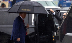 L'ancien président américain Donald Trump à l'aéroport national Reagan Washington, à proximité d'Arlington, Virginie, aux États-Unis