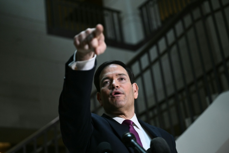Le secrétaire d'Etat américain Marco Rubio arrive à une réunion avec des parlementaires sur la guerre contre l'Iran, le 2 mars 2026 à Washington ( AFP / Brendan SMIALOWSKI )