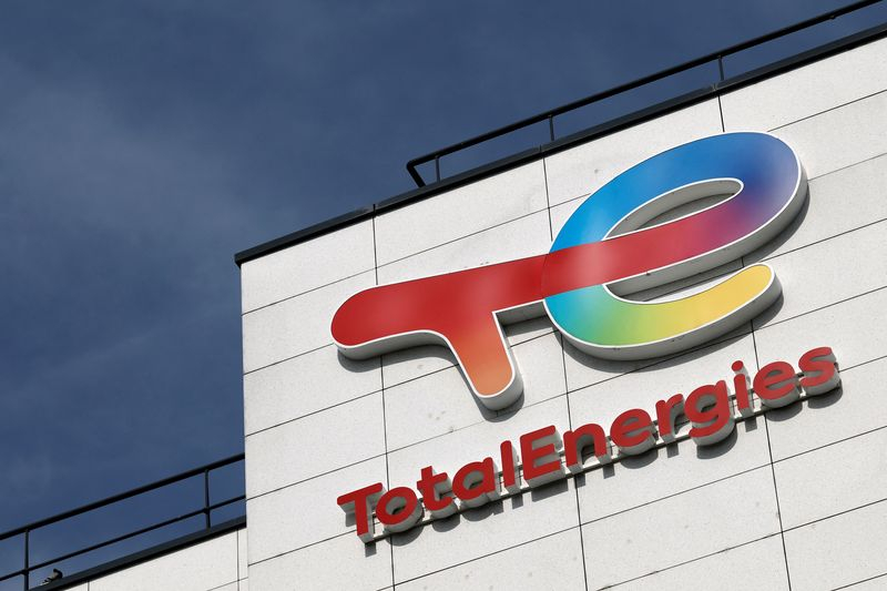 Le logo de TotalEnergies est visible sur un bâtiment à Rueil-Malmaison
